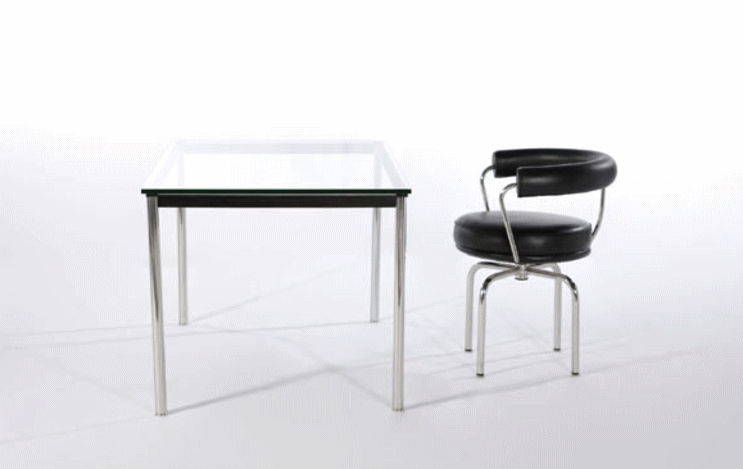 ル・コルビュジエ＋ピエール・ジャンヌレ＋シャルロット・ペリアンがデザインしたLC7スウィベルチェアとLC10ダイニングテーブル