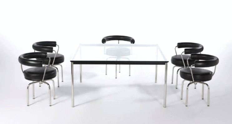 ル・コルビュジエ＋ピエール・ジャンヌレ＋シャルロット・ペリアンがデザインしたLC7スウィベルチェアとLC10ダイニングテーブル