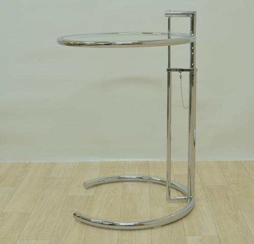 アイリーン・グレイがデザインしたE1027サイドテーブル