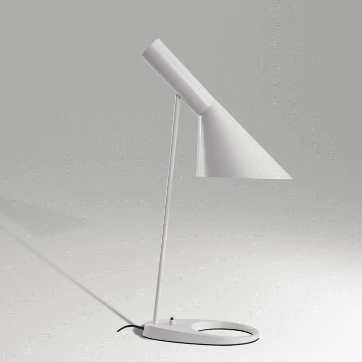 アルネ・ヤコブセンがデザインしたAJテーブルランプのホワイト