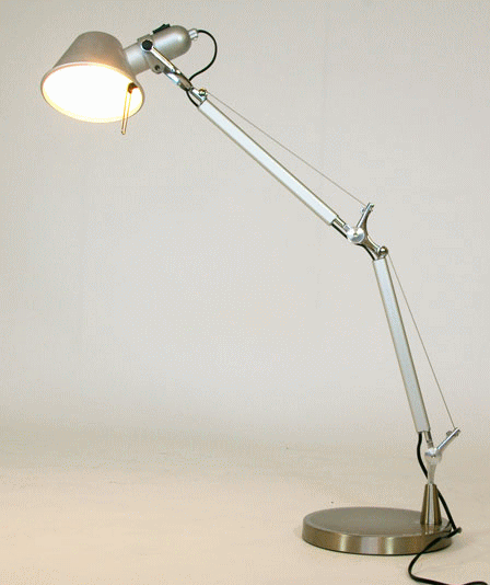 ミケーレ・デ・ルッキがデザインしたトロメオアームランプはヘッド部分を動かして光の向きを変えることができます。
