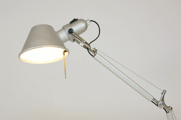 ミケーレ・デ・ルッキがデザインしたトロメオアームランプを点灯させた様子