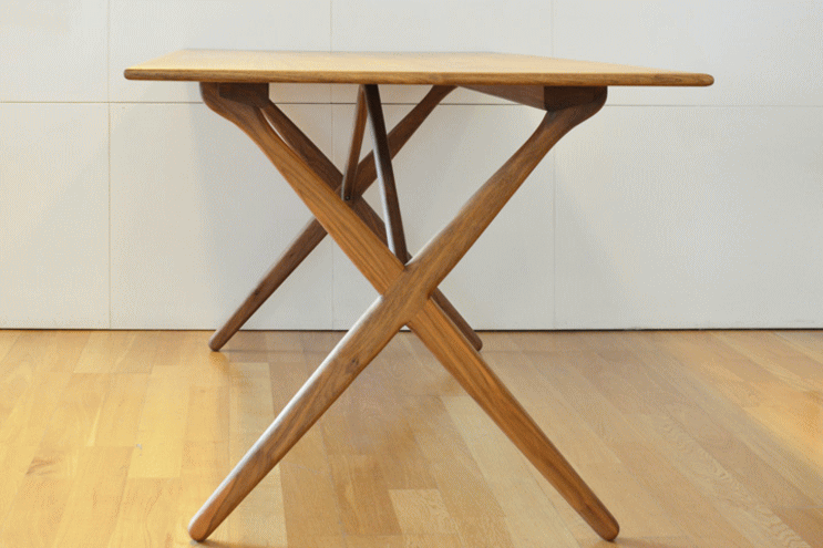 ハンス・J・ウェグナーがデザインしたクロスレッグテーブル