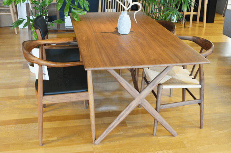 ハンス・J・ウェグナーがデザインしたクロスレッグテーブル