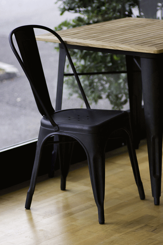 グザビエ・ポシャールがデザインしたAチェア（A-Chair）もしくはマリーンチェア（Marine chair）コーヒー色