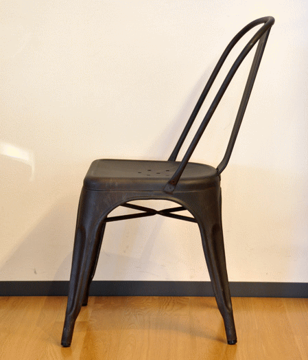 グザビエ・ポシャールがデザインしたAチェア（A-Chair）もしくはマリーンチェア（Marine chair）コーヒー色の側面