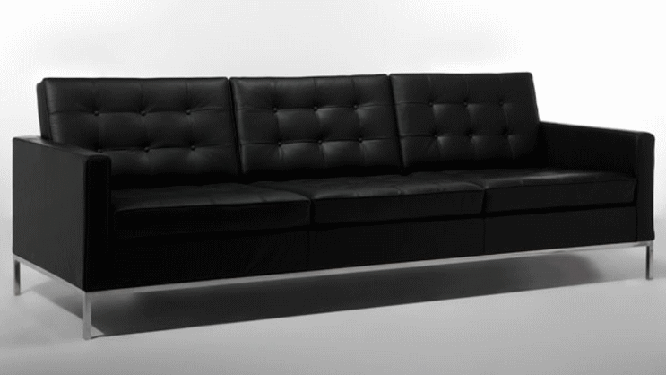 フローレンス・ノールがデザインした1207ラウンジ3人掛けソファの前