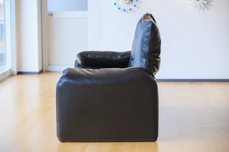 ヴィコ・マジストレッティがデザインしたマラルンガ2.5人掛けソファの側面で背もたれを伸ばした状態