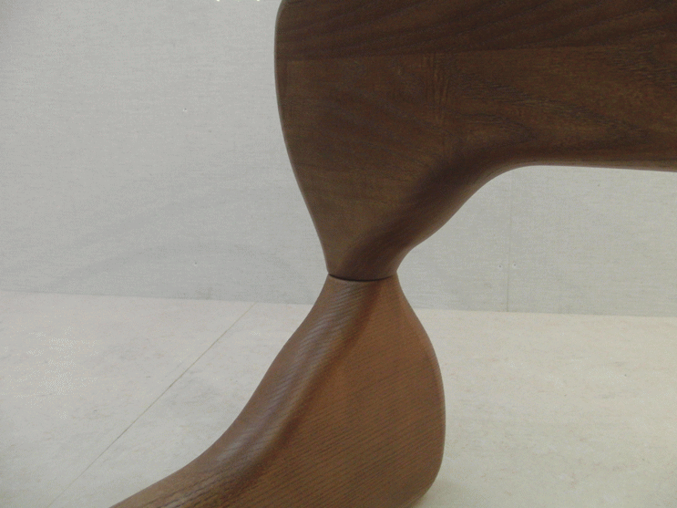イサム・ノグチのコーヒーテーブルIN50の特徴は脚の美しいノグチライン（イタリア製）