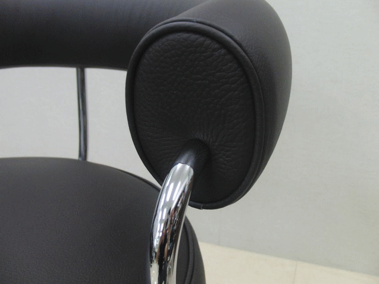 ル・コルビュジエ＋ピエール・ジャンヌレ＋シャルロット・ペリアンのLC7回転椅子のディテール（イタリア製）
