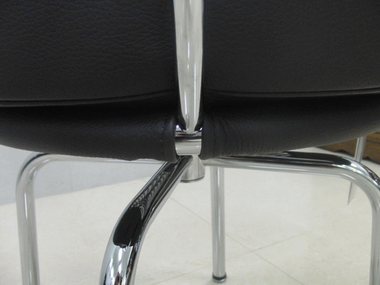 ル・コルビュジエ＋ピエール・ジャンヌレ＋シャルロット・ペリアンのLC7回転椅子のディテール（イタリア製）