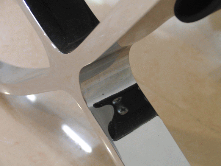 ルードウィッヒ・ミース・ファン・デル・ローエのバルセロナチェアの脚部（イタリア製）
