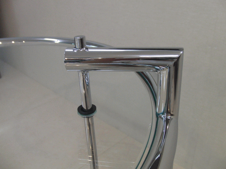 アイリーン・グレイのE.1027アジャスタブルテーブルのイタリア製は滑らかで美しい溶接が特徴。（イタリア製）