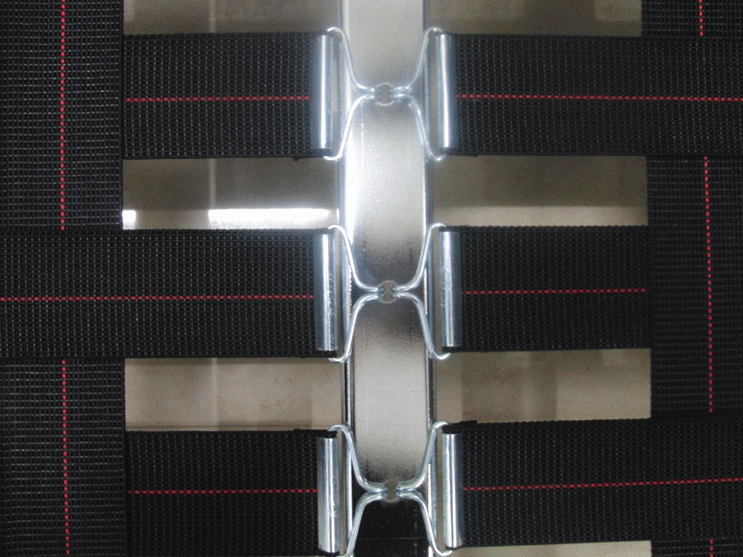 ル・コルビュジエ＋ピエール・ジャンヌレ＋シャルロット・ペリアンのLC3グランコンフォート2Pの座面裏の構造（イタリア製）