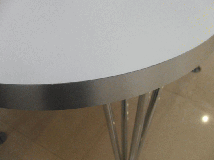 ピート・ハイン＋ブルーノ・マットソン＋アルネ・ヤコブセンのBテーブルの天板ホワイトの側面はアルミ張り（イタリア製）