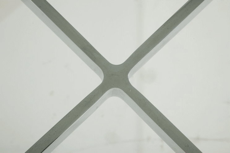 ミース・ファン・デル・ローエのバルセロナテーブル脚部の交差部分（イタリア製）